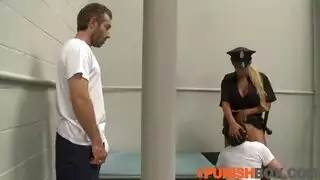 عاهرة في زي شرطي تُمارس الجنس بعنف مع سجينين