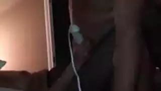 مقطع إباحي: مستعدة لأخذه في فتحتيها وهي تركع