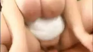 سيدة ناضجة ذات أثداء كبيرة ناعمة تأخذ شرجًا قاسيًا من شاب