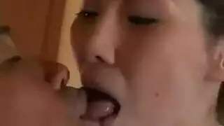 أم آسيوية تستمتع سرًا بلقاء جنسي صريح لرجلين