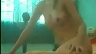 فتيات مثيرات يكشفن أجسادهن لصور إباحية