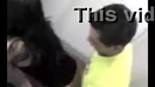 بورن قوي في مرحاض عام: كس الشرموطة مشتعل بينما الزب يصل للخصيتين