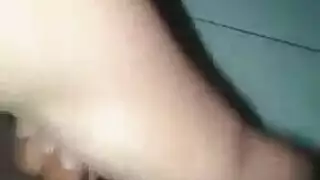 مدلكة شقراء راكعة تفرك فرجها من خلال بيكينيها المثير