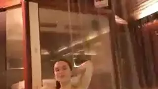 مرشحة ذات صدر كبير تبلع السائل المنوي بعد جلسة بورن شركاتية شديدة