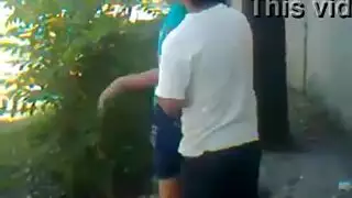 نيك سريع علني: مراهق يضرب طيزها في الحديقة