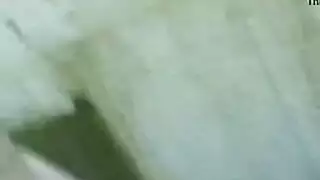 حلق الفتاة المصرية يتمزق بواسطة عمود ضخم