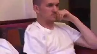 أختان تتحرران في فيلم إباحي صريح