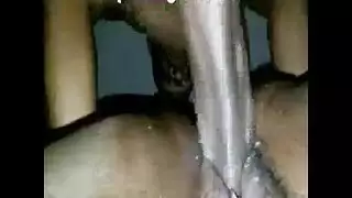 أخيراً بمفردها: جميلة سوداء تأخذ كل بوصة في فيلم إباحي خام