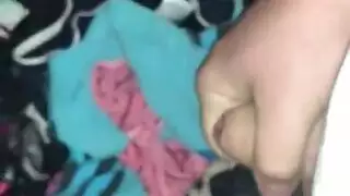 سراويل أمي القذرة مغطاة بسائل الجنس