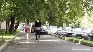 مراهق أشقر يضرب عصفورين بحجر على الملاءة