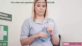 ممرضة عجوز عاهرة تعتني بالمشكلة الصلبة للرجل المسن