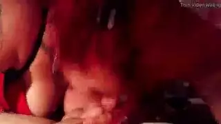 الفرخ ذو الشعر الأحمر ذو الثدي الصغيرة يحب أن يشعر بالسائل المنوي اللزج أسفل حلقها
