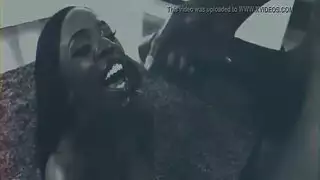 الأبنوس مثليه وصاخبة أزرق العينين