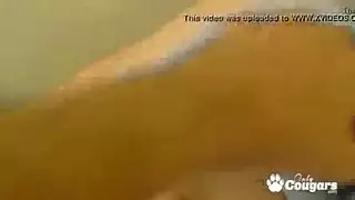 شقراء مثيرة تأخذ حلقها وشرجها محشوين في ريمكس صديقها الإباحي
