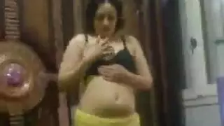 إباحية منزلية للزوجين: الزوجة تخلع ملابسها وتستمتع بنفسها وهو يسجل