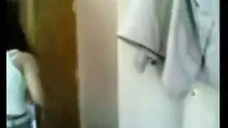 إباحي قاسي: الحلق والمؤخرة مستخدمة بقوة