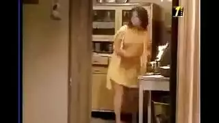 استعراض نجم إباحي: خلع قميص النوم لمشهد سحاقي ساخن