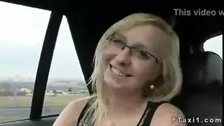 لقاء في التاكسي: راكبة ممحونة تمص القضيب بمهارة