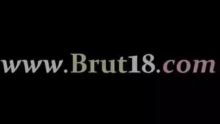 فتاة نحيفة مثارة بمؤخرة كبيرة مستديرة تستمني على الأفلام الإباحية