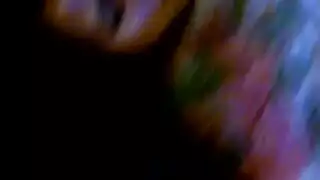 حركة اليد المزدوجة تجعلها تئن وترتعش