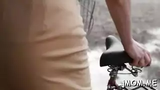 تقبيل النفاق على أثداء أوروبية ناضجة وكبيرة