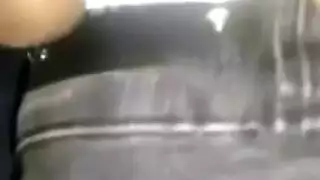 انتصاب في رحلة الحافلة: أمارس العادة السرية بينما تحدق في عضوي