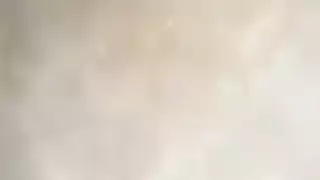 الفتاة السمراء المثيرة تخدم قضيبًا أسودًا كبيرًا في فتحتين