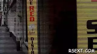 جميلة بنية صغيرة الحجم محشوة مزدوجة ومملوءة بالسائل المنوي