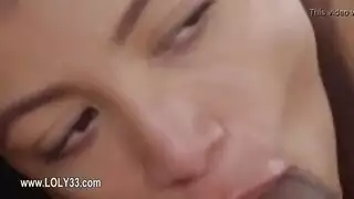 شابان يملآن فتاة سمراء جميلة: احتفال علاقة ثلاثية جنسية صريحة