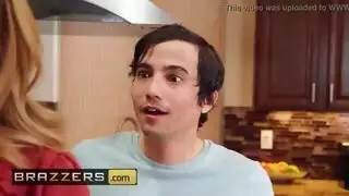 أم في فيلم إباحي عنيف: صديق الابن ينيكها على المنضدة