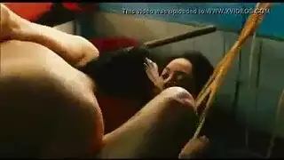 خادمة قرنية تحصل على اختراق مزدوج في كسها المبلل وجواربها