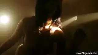 ممثلات هنديات يكشفن عن مؤخراتهن المثالية في مشاهد جنسية صريحة