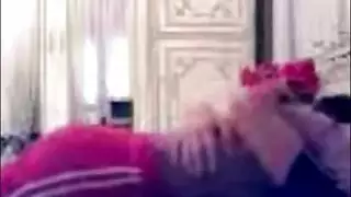 طالبة عربية متحمسة تحصل على كسها مليء بقضيب طالب كبير