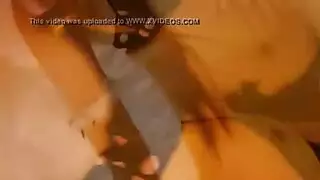 العاهرة الآسيوية في الملابس الداخلية السوداء تأخذ قضيبًا كبيرًا بعمق