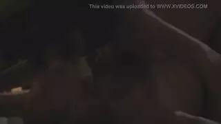 مقطع مغربي صريح: جنس ثلاثي وتدفق السوائل