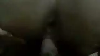 يفيق قريبته بالمداعبة من النوم