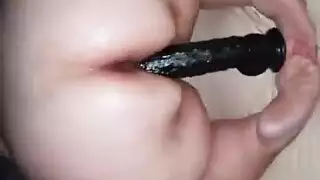 مهبل مراهقة ضيق يمسك بلعبة ضخمة حتى تنفجر