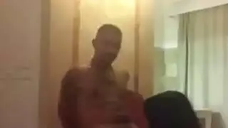 الام تمص زبر ابن جوزها لتساعده