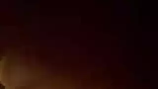 أم مثيرة مخضرة تكشف شقها الطازج الضيق