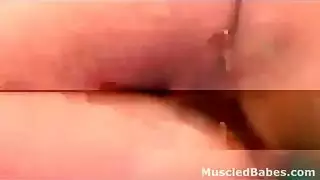 الفتاة الشقراء تُهيمن عليها، تركع لتبتلع قضيبًا صلبًا