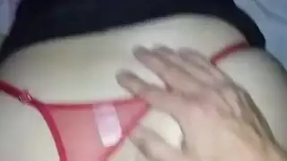 أم ناضجة مشحمة في جوارب تركب القضيب بمهارة