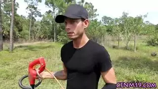 مراهقة محلوقة تأخذ قضيب أسود بعنف