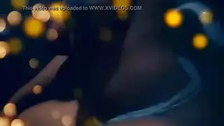 تدليك إباحي مفاجئ لمراهقة سمراء من والديها