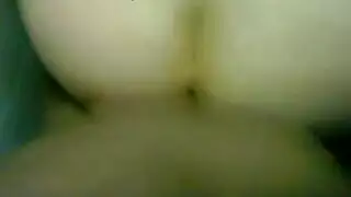 عربية ذات أثداء ضخمة محجبة تئن بصوت عال وهي تركب قضيباً غليظاً