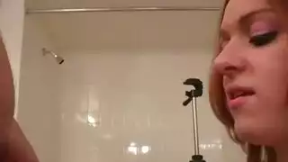 خدمة بالشفاه: تقبيل ساخن قبل ابتلاع سائله المنوي