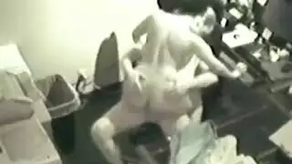 مشهد إباحي صريح: فتاة الصقر تتمدد مهبلها الضيق على اتساعه