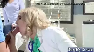 دائمًا متحمسة مع قضيب ضخم للإرضاء