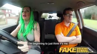 فعل قذف داخلي في السيارة مع وجه جميل وثديين كبيرين