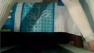 مشهد بورنو فردي: فتاة جميلة تتعرى وتضاجع نفسها بأصابعها