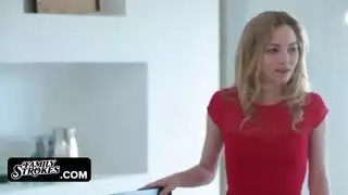 اخ يمارسة يوڨا مع اختو